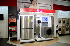 Рекламный стенд для холодильника, пылесоса и стиральной машины компании LG
